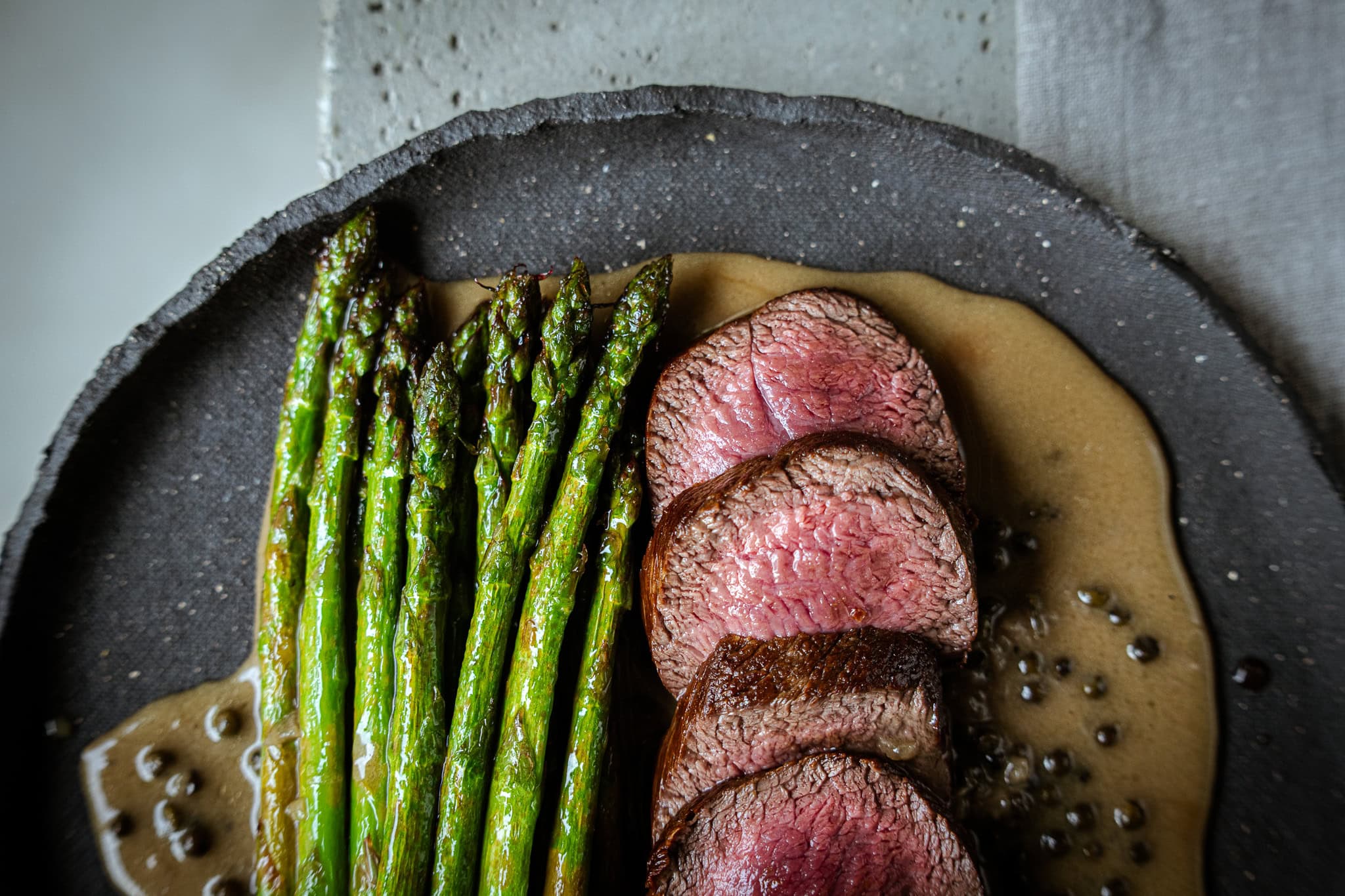 Hirsch-Steak mit Spargel und Pfeffersauce: Frühlingserwachen