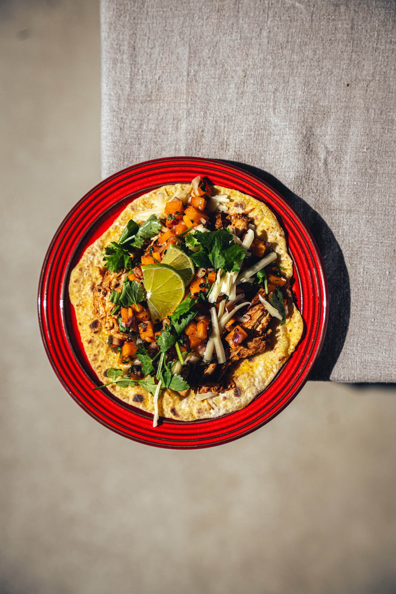 Pulled Chicken Mais Tacos mit fruchtiger Marillensalsa