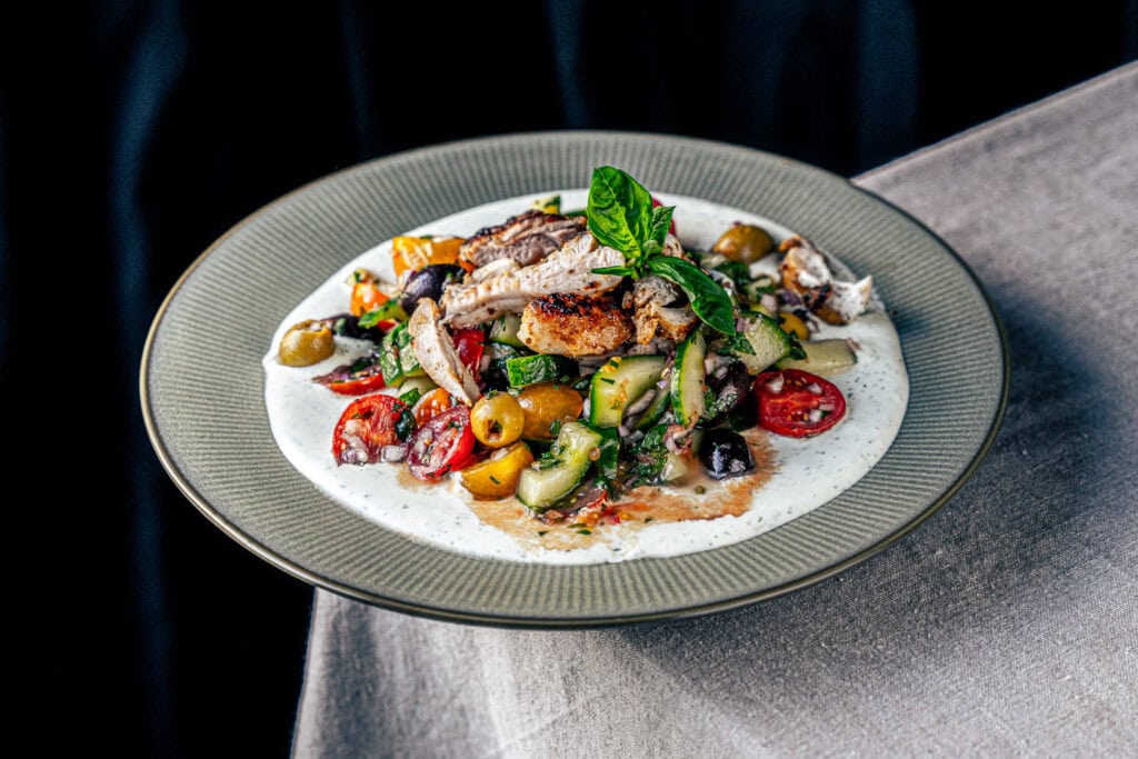 Griechischer Salat mit Grillhuhn und Feta Dip