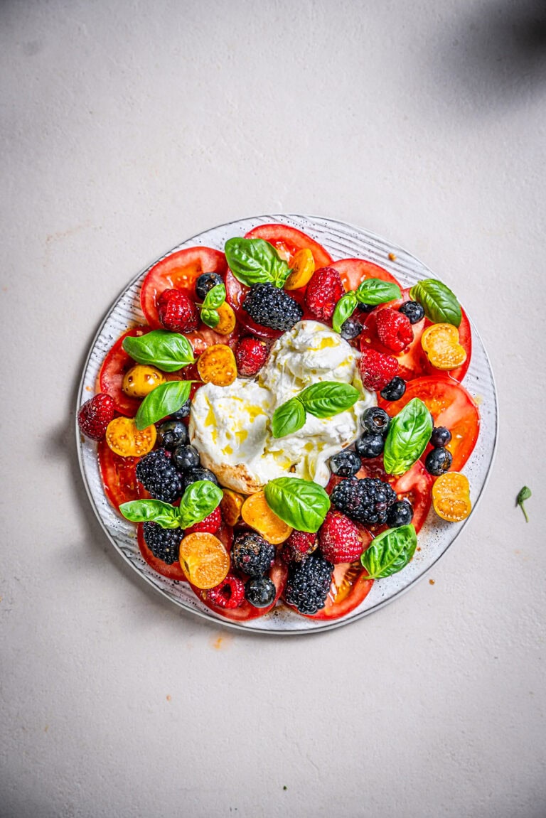 Burrata Caprese mit marinierten Beeren