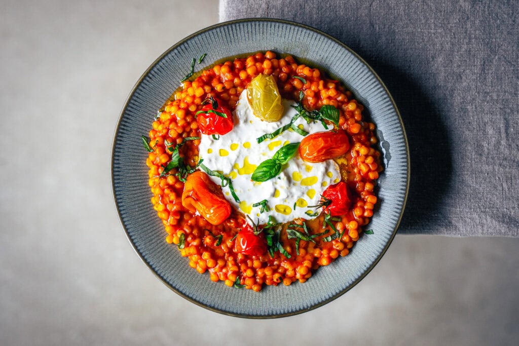 Fregola mit gerösteten & frischen Tomaten