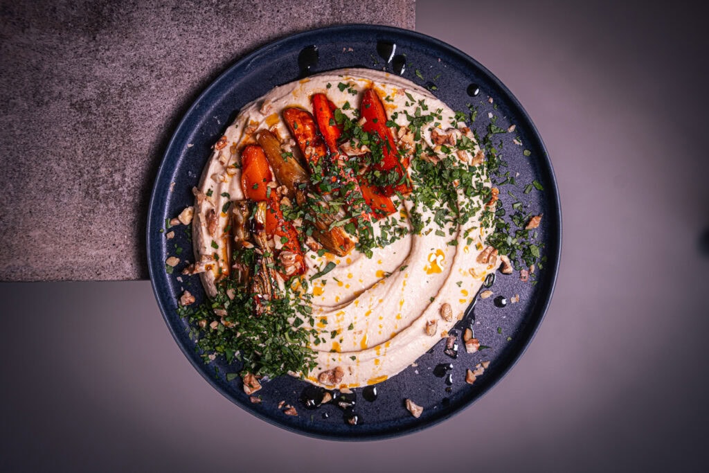 Bohnen Hummus mit geröstetem Wurzelgemüse
