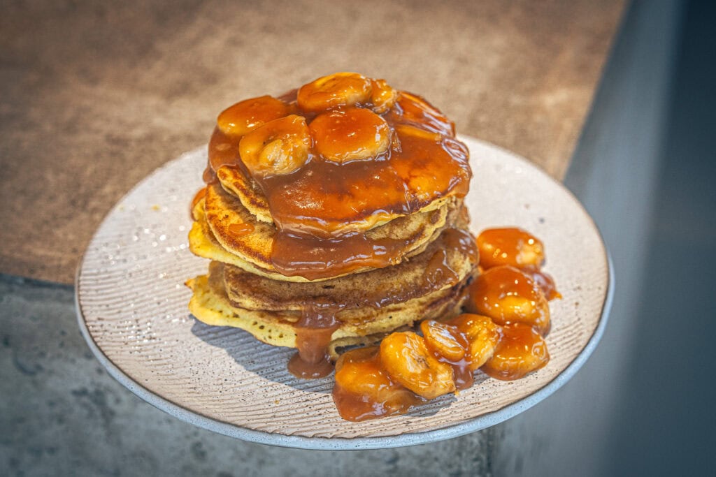 Fluffige Pancakes mit Bananen-Mandel-Karamell