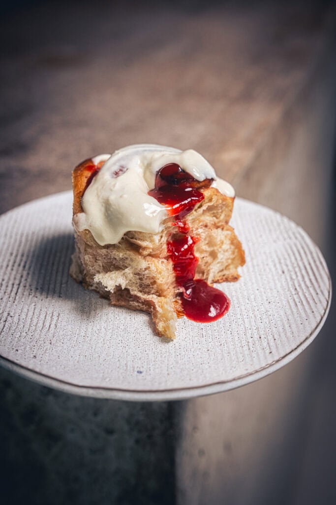 Erdbeer-Rhabarber-Schnecken mit Ricotta Frosting