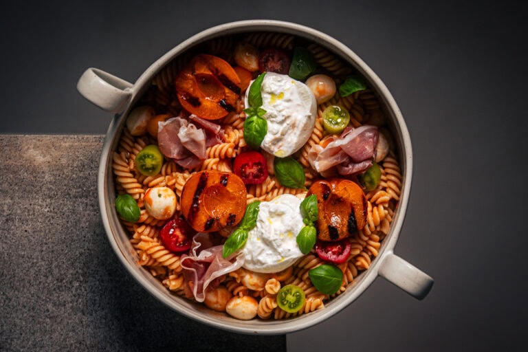 Pasta-Salat mit gegrillten Marillen