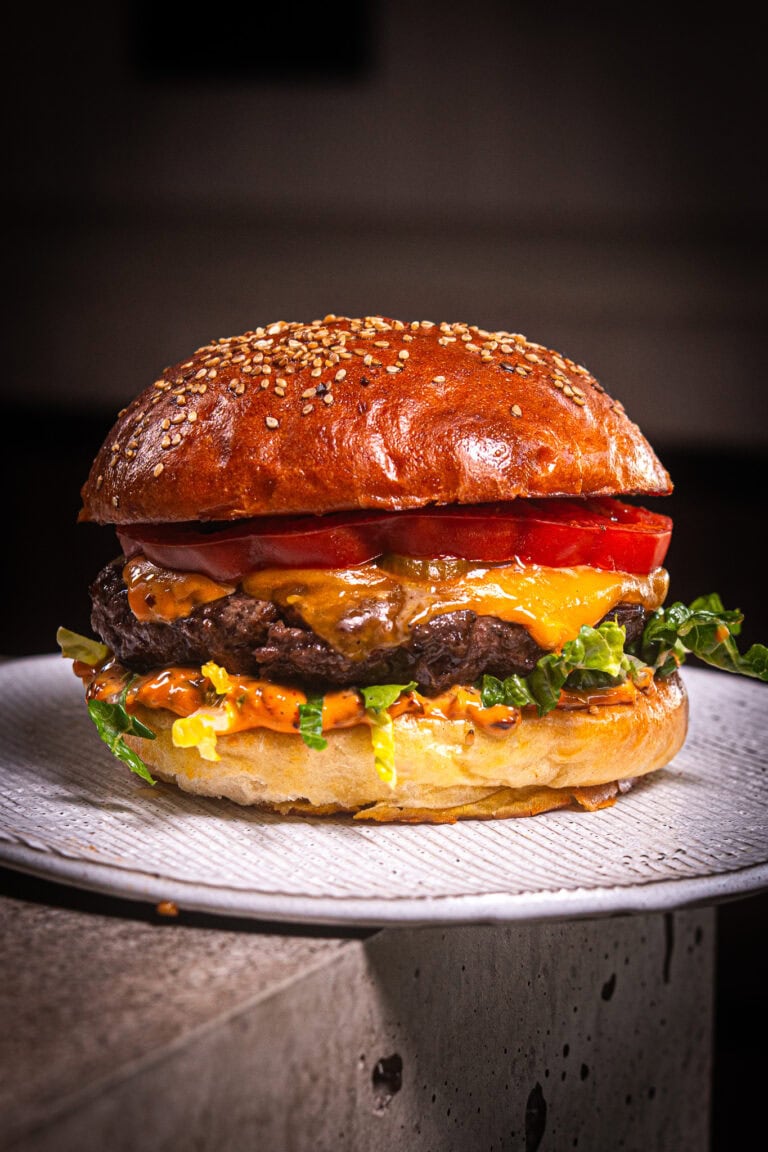 Cheeseburger mit Chili Crunch Mayo & Pickles