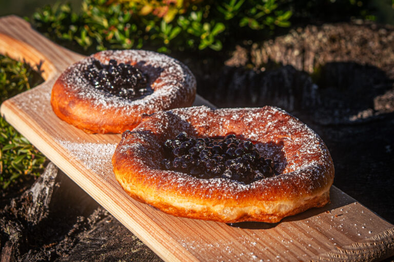 Bauernkrapfen mit Schwarzbeeren
