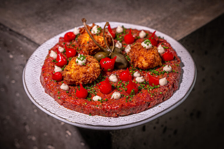 Beef Tatar mit knusprigem Dotter