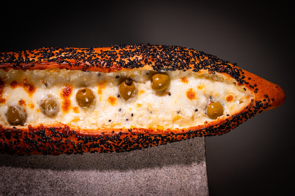 Pide mit Käse & Artischocken
