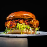 Crispy Fried Chicken Burger mit Chili-Crunch-Honig-Glaze