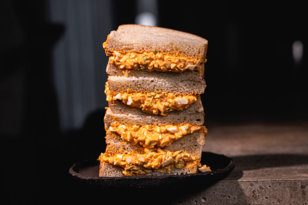 Scharfes Eiersalat Sandwich