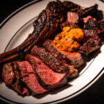 Tomahawk Steak mit Cafe de Paris Butter