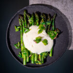 Grüner Spargel mit Skyr Hollandaise und Lindenknospen