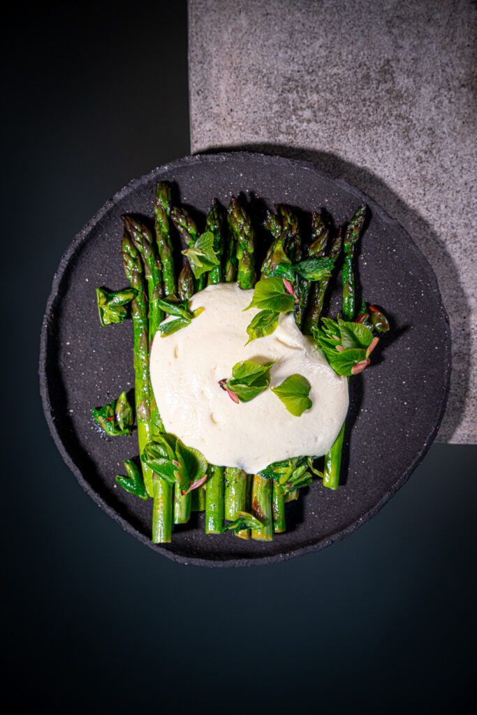 Grüner Spargel mit Skyr Hollandaise und Lindenknospen