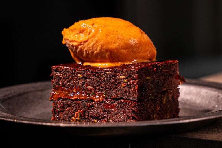 Zucchini Brownies mit Marillensorbet