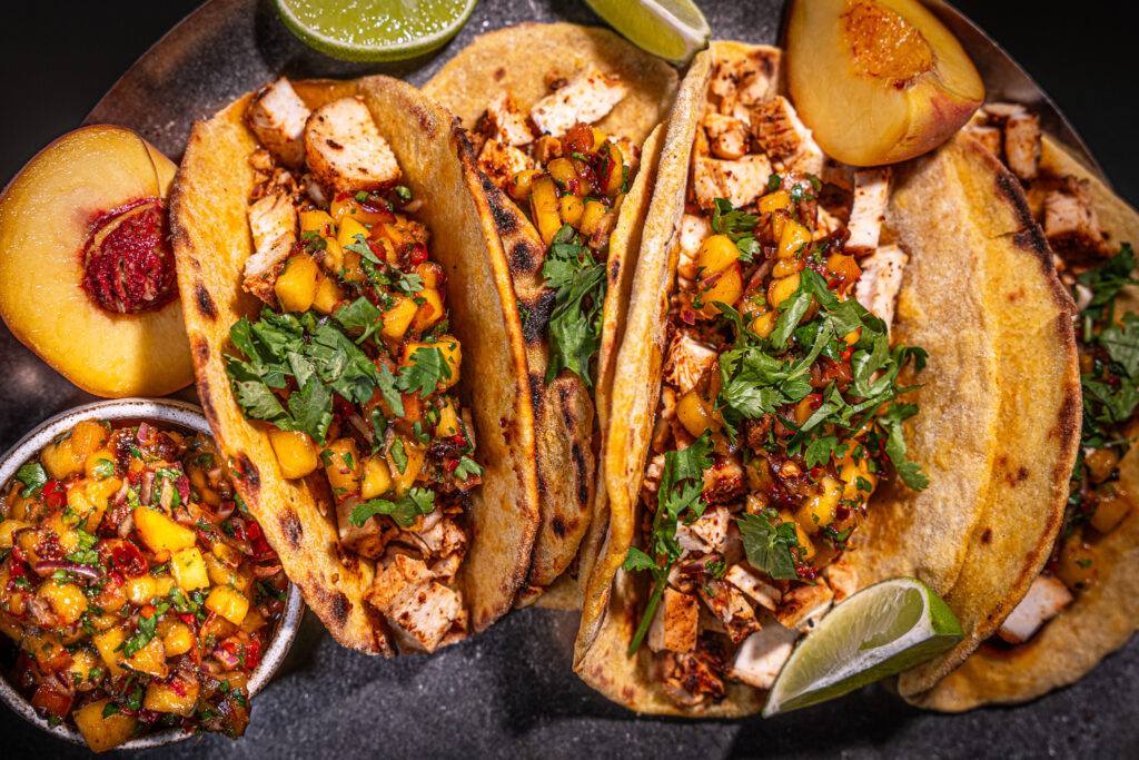 Chicken Mais-Tacos mit Pfirsich Salsa