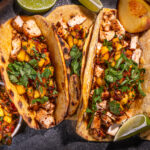 Chicken Mais-Tacos mit Pfirsich Salsa