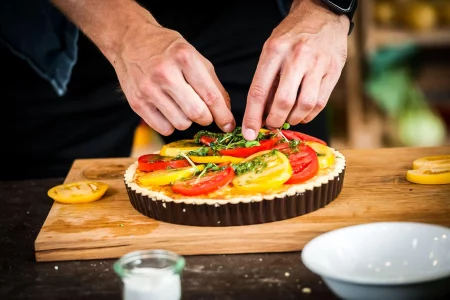 Parmesan-Tarte mit Ochsenherz-Paradeisern