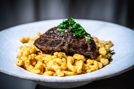 Rindsbackerl mit Butterspätzle