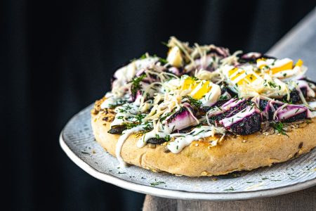 Rote Rübe auf Fladenbrot