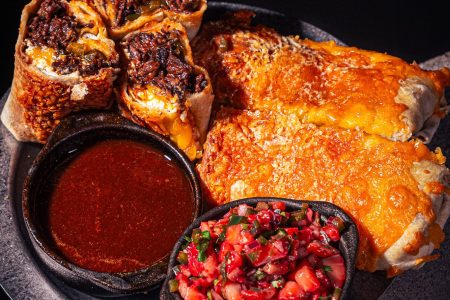 Birria Enchiladas mit Erdbeer Pico de Gallo