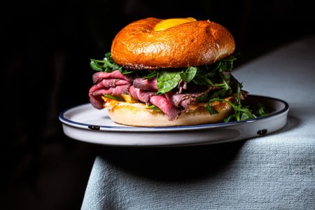 herzhaftes Frühstück - Roastbeef Frühstücks-Bagel