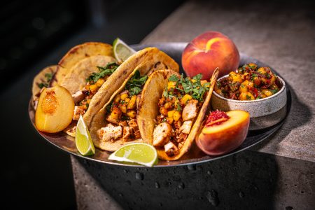 Chicken Mais-Tacos mit Pfirsich Salsa