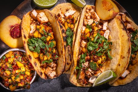Chicken Mais-Tacos mit Pfirsich Salsa