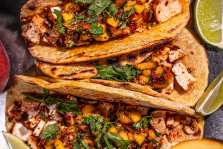 Chicken Mais-Tacos mit Pfirsich Salsa