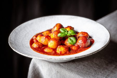 Gefüllte Gnocchi mit Tomatensauce