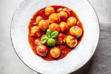 Gefüllte Gnocchi mit Tomatensauce