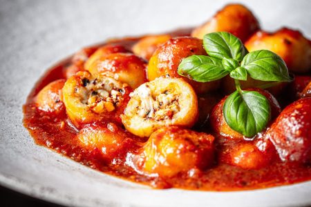 Gefüllte Gnocchi mit Tomatensauce