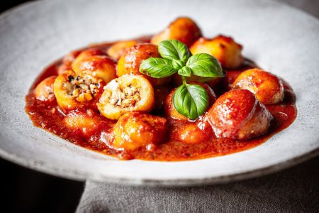 Gefüllte Gnocchi mit Tomatensauce