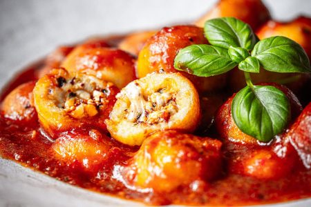 Gefüllte Gnocchi mit Tomatensauce
