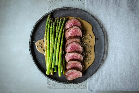 Hirsch-Steak mit Spargel & Pfeffersauce