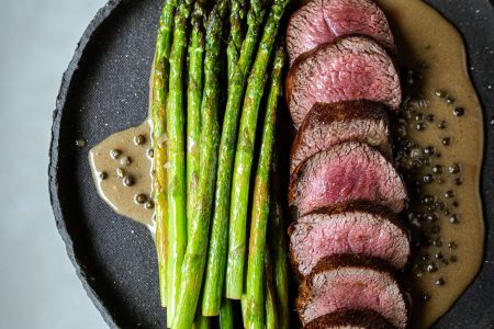Hirsch-Steak mit Spargel & Pfeffersauce