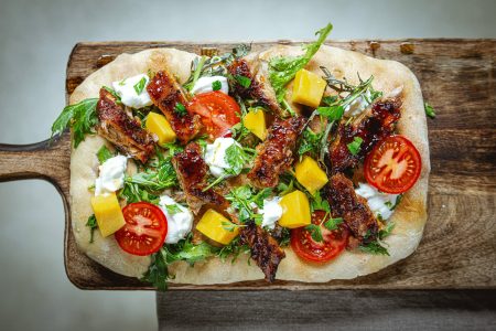 Spareribs Flatbread mit Almdudler-Glaze