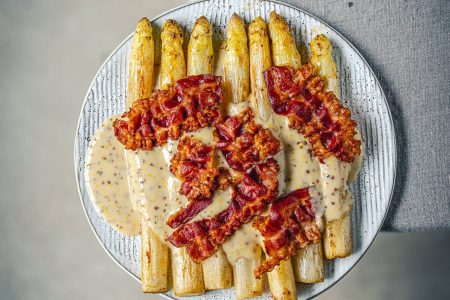 Weißer Spargel mit knusprigem Speck