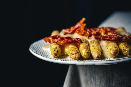 Weißer Spargel mit knusprigem Speck