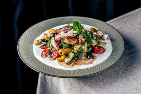 Griechischer Salat mit Grillhuhn und Feta Dip