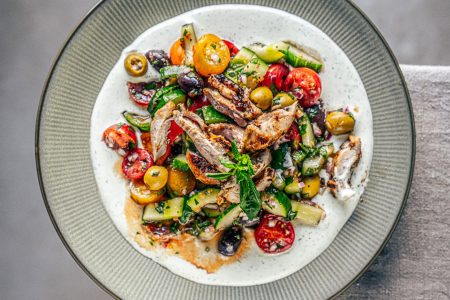 Griechischer Salat mit Grillhuhn & Feta Dip