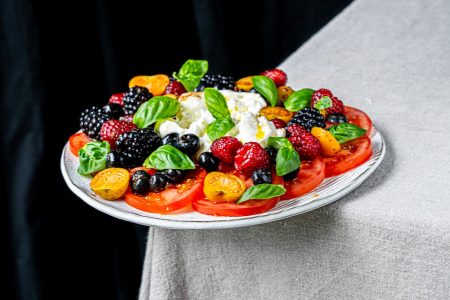 Burrata Caprese mit marinierten Beeren