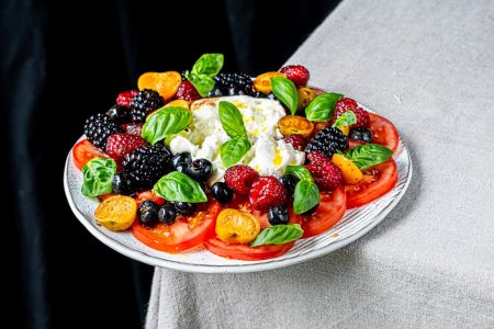 Burrata Caprese mit marinierten Beeren