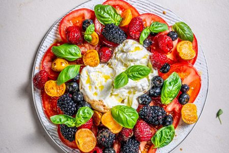 Burrata Caprese mit marinierten Beeren