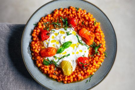 Fregola mit gerösteten & frischen Tomaten