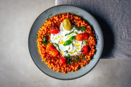 Fregola mit gerösteten & frischen Tomaten