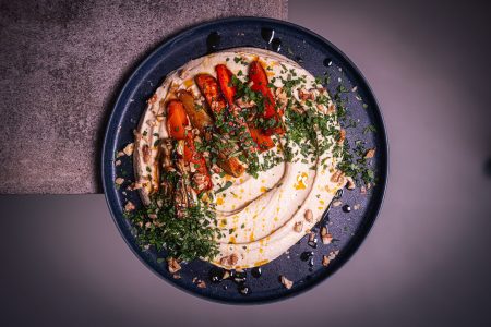 Bohnen Hummus mit geröstetem Wurzelgemüse