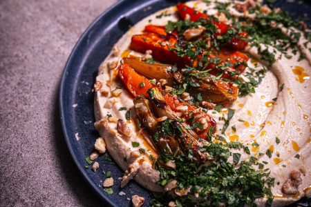 Bohnen Hummus mit geröstetem Wurzelgemüse