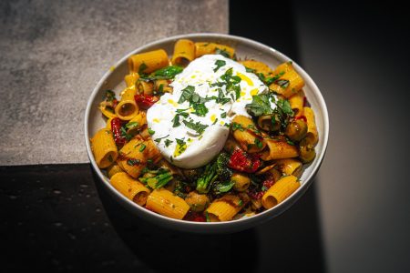 Mediterrane Rigatoni mit Burrata & Balsamico
