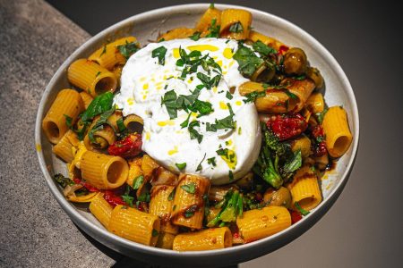 Mediterrane Rigatoni mit Burrata & Balsamico